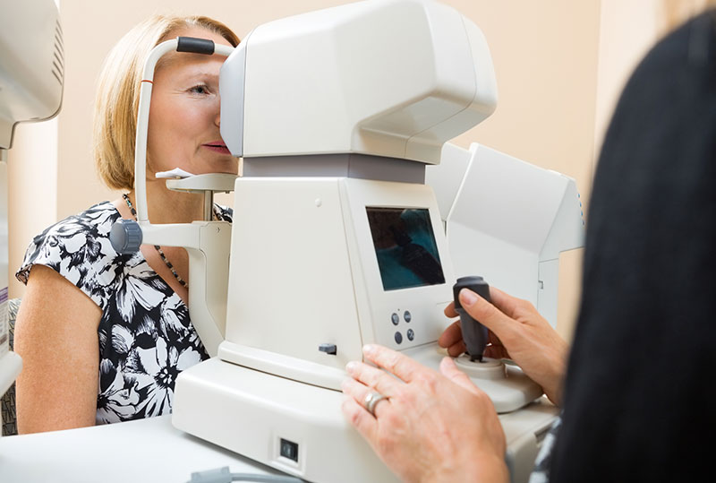 eye-examination-by-tonometer eye examination machine tonometer
